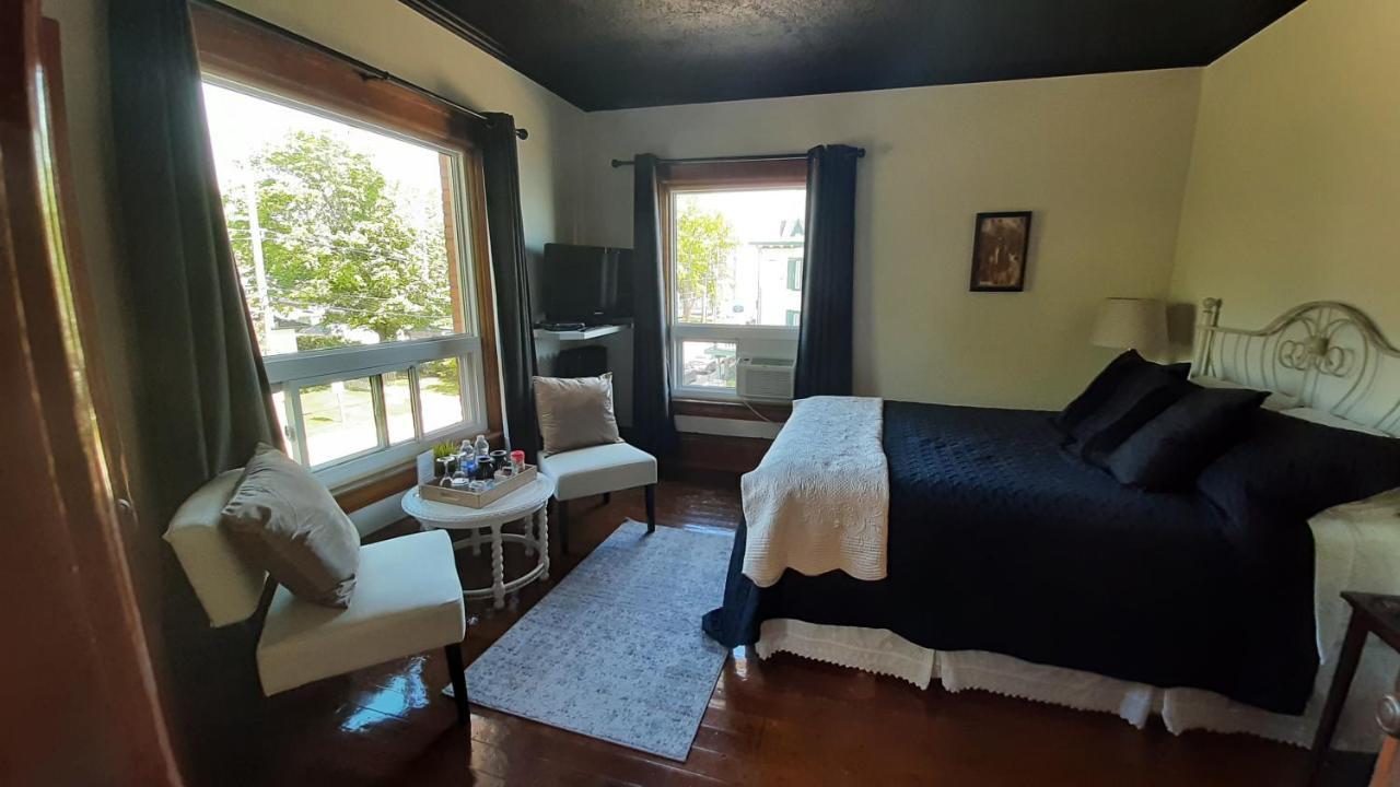 Stonewater Manor B&B Gananoque Bagian luar foto
