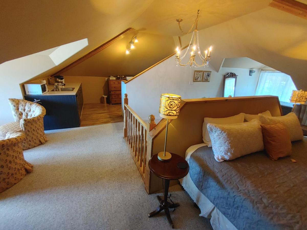 Stonewater Manor B&B Gananoque Bagian luar foto