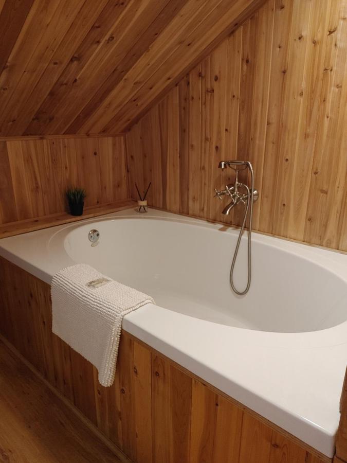 Stonewater Manor B&B Gananoque Bagian luar foto