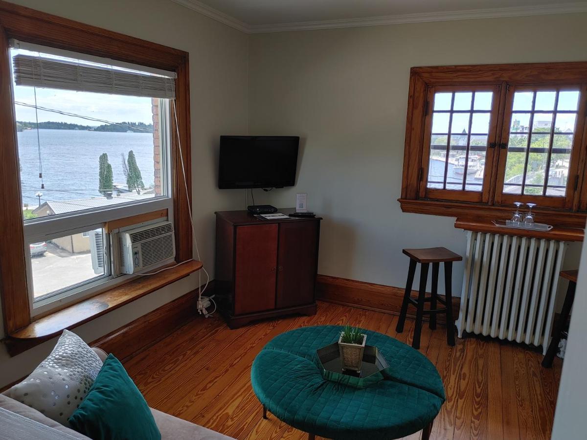 Stonewater Manor B&B Gananoque Bagian luar foto