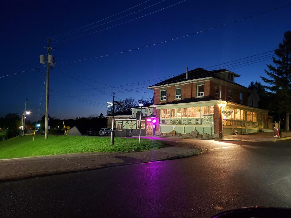 Stonewater Manor B&B Gananoque Bagian luar foto